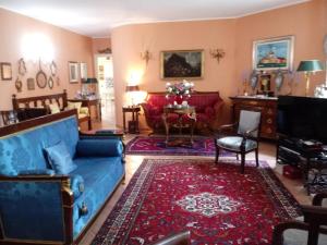 MondavioB&B MikiGio的客厅配有蓝色的沙发和红色地毯。