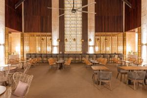 蓬塔卡纳Grand Bavaro Princess - All Inclusive的大楼内带桌椅的用餐室