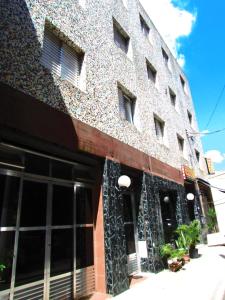 圣保罗Teodoro Palace Hotel a 5 minutos do Brás e Bom Retiro的街道上带窗户的大型砖砌建筑
