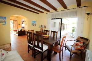 卡隆赫Club Villamar - Senona的一间带桌椅的用餐室和一间客厅