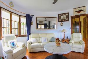 卡隆赫Club Villamar - Sophie的客厅配有2张白色沙发和1张桌子