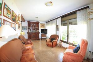 卡隆赫Club Villamar - Yucatan的带沙发、椅子和电视的客厅
