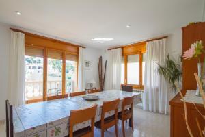 卡隆赫Club Villamar - Ruizman的厨房设有大餐桌和椅子