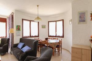 卡隆赫Club Villamar - Can Pere的客厅和带桌椅的用餐室