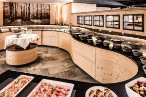 瓦勒斯玛索酒店的展示了许多食物的餐厅