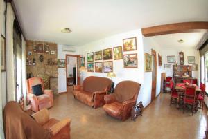 卡隆赫Club Villamar - Yucatan的客厅配有棕色皮椅和桌子