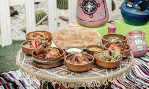 开罗城市之星假日酒店的餐桌上摆放着食物的桌子