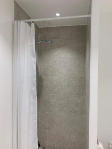 哥本哈根ApartmentInCopenhagen Apartment 1440的浴室内配有白色淋浴帘。