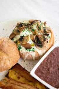 圣萨尔瓦多Il Buongustaio的吃一盘蘑菇、面包和点心