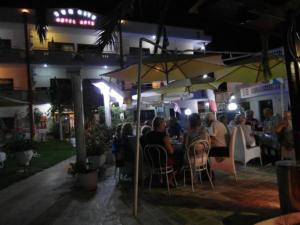 加藤-达拉特索太阳城酒店的一群人晚上坐在餐馆里