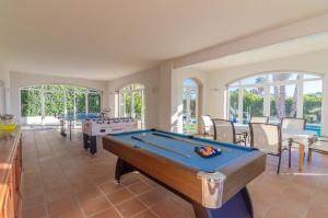 库尼特Club Villamar - Lilliput的客厅设有台球桌和窗户。