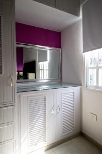 坎昆Casa Zac Nicte Mx-Habitacion IXCHEL的厨房配有白色橱柜和镜子