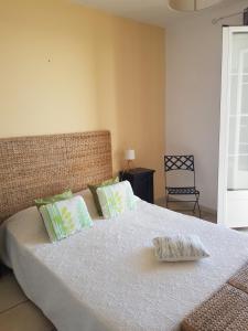 卡尼亚诺Maison Bella Vista的一间卧室配有一张带绿色和白色枕头的大床