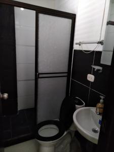 Habitación privada en casa de conjunto campestre Ibagué Tolima的一间浴室