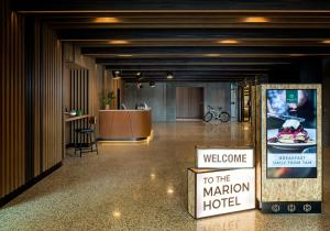 阿德莱德玛丽安酒店的走廊上的马里昂酒店标志的欢迎