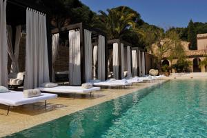 圣特罗佩MUSE Saint Tropez - Small Luxury Hotels of the World的游泳池旁的一排躺椅