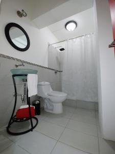 危地马拉Cayalito Apart Hotel的一间带卫生间、水槽和镜子的浴室