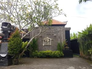 坎古艾力特巴厘岛别墅的建筑的侧面有标志