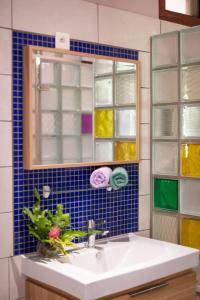 波拉波拉Kovailani 1232 DTO-MT的浴室设有水槽、镜子和蓝色瓷砖