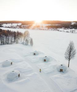 罗瓦涅米Yurt District的站在雪覆盖的田野前的雪中的人