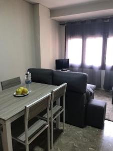 维克APARTAMENT Encantador al Centre de Vic APTGARBI的客厅配有桌子和沙发