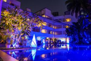 巴加The Park Baga River Goa - Adults only Property的夜间设有游泳池的酒店