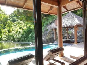 科罗尔帕劳太平洋度假酒店的别墅享有游泳池的景致。