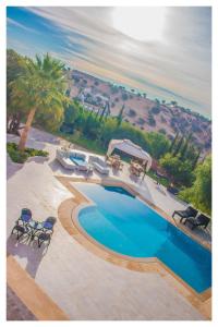阿加迪尔Villa blanche piscine chauffée的享有游泳池空中美景,配有躺椅