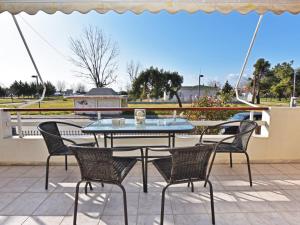 弗洛伊塔3S Apartments Nea Flogita Halkidiki的享有公园景致的庭院配有桌椅。