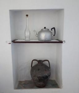 SediloB&B Lichitu的放在架子上的花瓶和茶壶