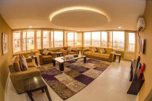 塔伊夫Swiss Spirit Hotel & Suites Taif的带沙发和桌子的大客厅