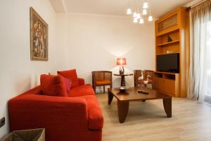 塞萨洛尼基Melon Suites的客厅配有红色沙发和茶几