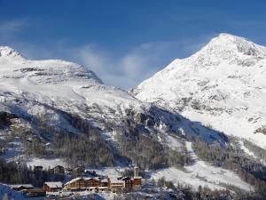 蒂涅Tignes 1800的前方的小屋,积雪覆盖的山