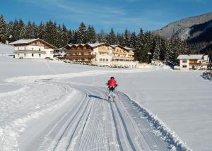 格施尼茨克切达珂酒店的滑雪者在小屋前的雪中
