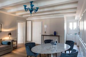 威尼斯Residenza Ducato的客厅配有桌椅和沙发