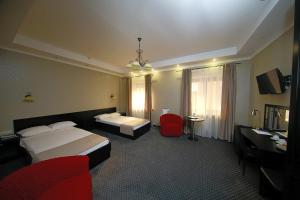 别尔哥罗德Belogorye Hotel的酒店客房配有两张床和一张书桌