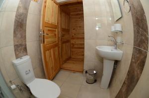 奥林波斯奥林波斯卡姆里旅馆的一间带卫生间和水槽的浴室