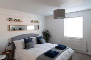 诺里奇No 88 UPPER ST GILES - Elegant, Stylish Townhouse的一间卧室配有一张带蓝色毛巾的床