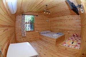 奥林波斯奥林波斯卡姆里旅馆的小木屋设有两张床和窗户