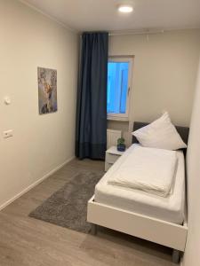 格尔梅斯海姆Hotel Quartier 8的卧室配有白色的床和窗户。