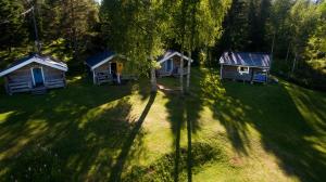 UlvöhamnUlvö Lakeside Resort的享有带房屋和树木的庭院的顶部景色