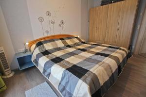 克林克Ferienwohnung Klink SEE 9521的一间卧室配有一张带 ⁇ 子毯子的床