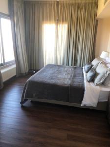 德鲁西亚多诗亚高地酒店的一间卧室配有带枕头的床
