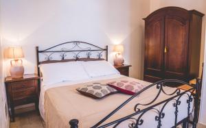 阿尔贝罗贝洛阿尔贝罗贝洛楚利欧旅馆的一间卧室配有一张带2个床头柜的大床