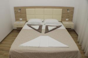 乌尔齐尼Casa Hena的一间卧室配有一张大床和两张桌子