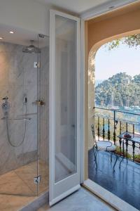 波托菲诺Splendido, A Belmond Hotel, Portofino的带淋浴的浴室和玻璃门