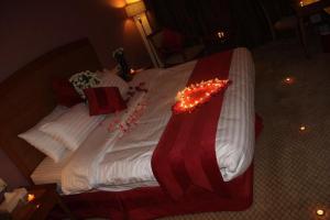 利雅德Reef Al Malaz International Hotel by Al Azmy的一张床上放着一束蜡烛
