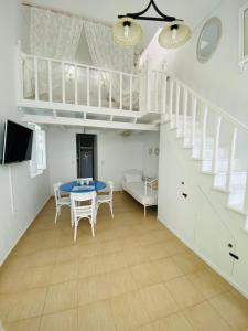 哈尔基岛Pontamos Villas的一间带桌子和楼梯的客厅
