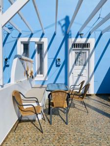 哈尔基岛Pontamos Villas的船上的阳台配有椅子和桌子