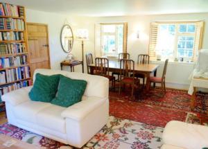 ChiselboroughBagnell Farm Cottage的一间带白色沙发的客厅和一间用餐室